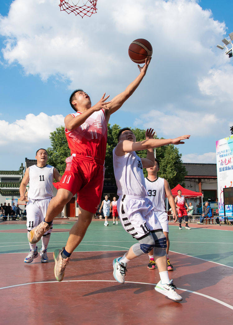 拜仁德甲险胜多特：凯恩戴帽创纪录，图赫尔警告球队勿轻敌